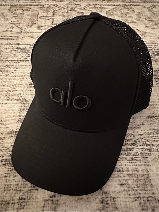 ALO Yoga Accessories - ALO Yoga Black District Trucker Cap